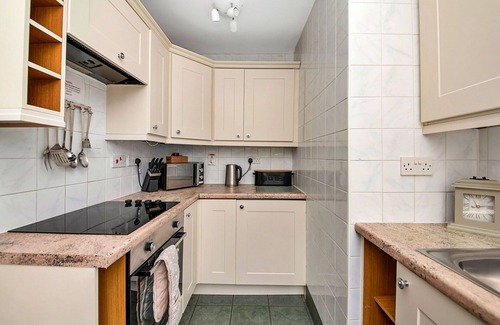 Thirsk Apartment | Cosy apartment for 6 people with hot tub, pool, WIFI and terrace