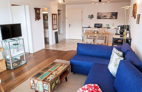 Trin Apartment | Cosy apartment for 2 guests with WIFI, TV, balcony, pets allowed, panoramic view and parking