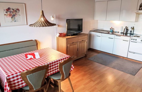 Laax Apartment | Cosy apartment for 3 people with WIFI, pool, TV, balcony, pets allowed, panoramic view and parking