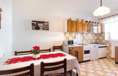 Donji Kraj Apartment | Cosy apartment for 4 guests with WIFI, A/C, TV, terrace, pets allowed and parking
