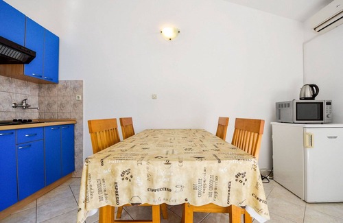Tribanj Apartment | Cosy apartment for 4 people with A/C, WIFI, TV, terrace and parking