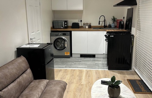 Horley Apartment | Cosy apartment in a unique village close to Gatwick Airport and trains to london