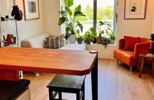Amsterdam East Apartment | Cosy apartment well situated and connected to city