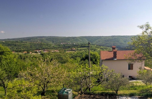 Truske Apartment | Cosy apartment with WIFI, pool, A/C, TV, balcony, pets allowed, panoramic view and parking