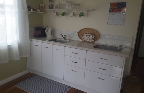 Wynnum Apartment | Cosy Bayside Studio - A Quiet Retreat