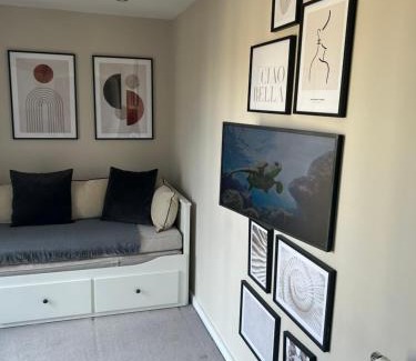 Vassall Bed & Breakfast | Cosy bedroom in Luxury apartment