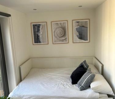 Vassall Bed & Breakfast | Cosy bedroom in Luxury apartment