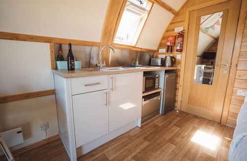 Northallerton Cabin | Cosy Cabin with Hot Tub in North Yorkshire