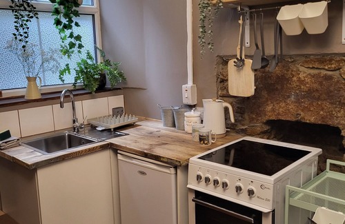 St Just Apartment | Cosy Central St Just Apartment with Wood burner fireplace. Close to great walks.