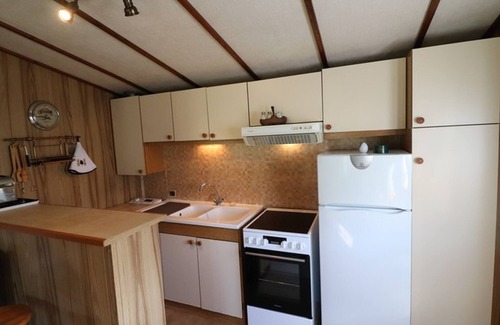 Arpajon-sur-Cere Cottage | Cosy Chalet: Tranquility, Nature & Adventure near Aurillac