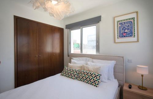 Ayios Dhometios Apartment | Cosy Charming Balcony Suite