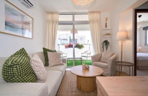 Ayios Dhometios Apartment | Cosy Charming Balcony Suite