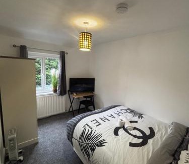 Little Hulton House | Cosy Charming room in big house