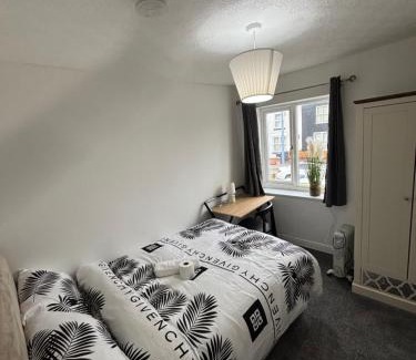 Little Hulton House | Cosy Charming room in big house