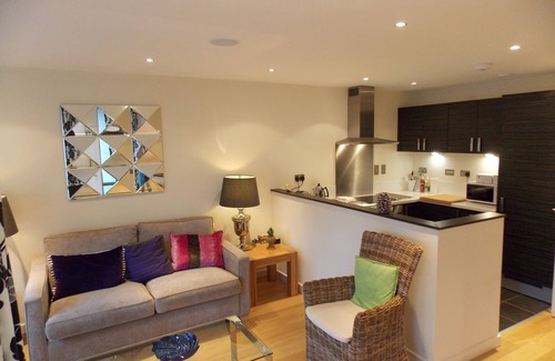 Bonnington Apartment | Cosy City centre apartment with free WiFi.