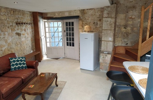 La Tour-Blanche-Cercles Cottage | Cosy cottage with south facing courtyard garden and a/c