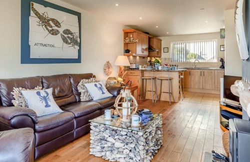 Thurlestone House | Cosy Coastal Getaway, Thurlestone. Garden. Beaches. Log Burner. Dog Friendly