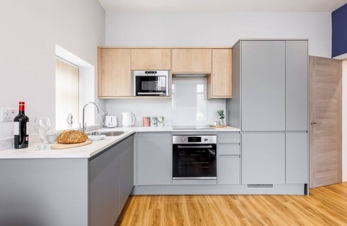 Bournemouth City Centre Apartment | Cosy & Colourful 1-bed Apt w/Free Parking & Wi-Fi