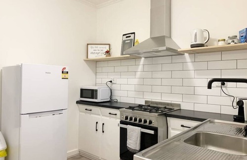 Campbelltown Condo | Cosy & comfortable 2 BDRM budget unit. Unlimited Wifi, free parking & air-con. Near shops & bus stop