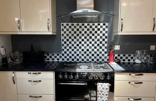 Faringdon House | Cosy & convenient - family and pet friendly home