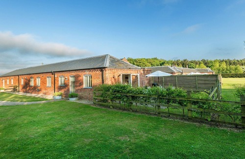 Sculthorpe Cottage | Cosy converted barn, luxury indoor heated pool tennis courts and close to north Norfolk beaches.