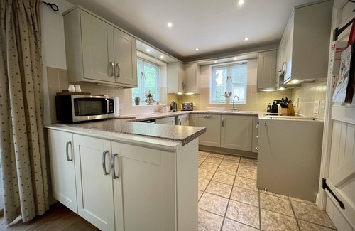 Laverton Cottage | Cosy cottage for family fun with log-burner, spa, private parking, EV & pools