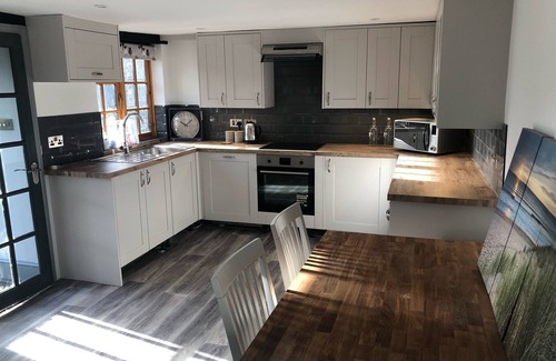Barnstaple Cottage | Cosy cottage with hot tub and outdoor space