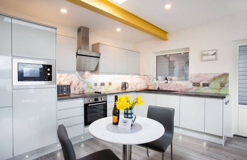 Nostie House | Cosy cottage with hot tub and view of Eilean Donan Castle!