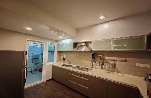 Lumut Apartment | Cosy Designer's Home By The Mountain