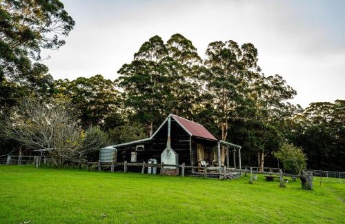 Channybearup House | Cosy Farmstay: Green Cabin at Whispering Woods