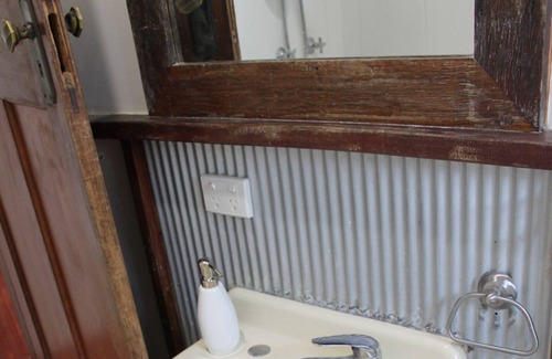 Samford Village House | Cosy Gem: 160m to Samford Village Bliss!
