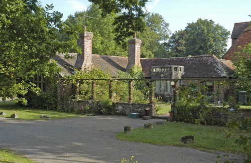 Chiddingly House | Cosy Historic Wing - Private Indoor Pool, Perfect Country Retreat