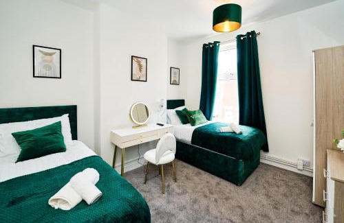 Wyken House | Cosy Home 900Mbps Wi-Fi Workspace Near Coventry City Centre sleeps 8 Free Parking Pool Table and Games