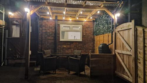 Robert Town Apartment | Cosy home with garden and parking, Yorkshire Fox Retreat Mirfield