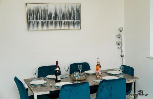 Walsall Apartment | Cosy home with private parking