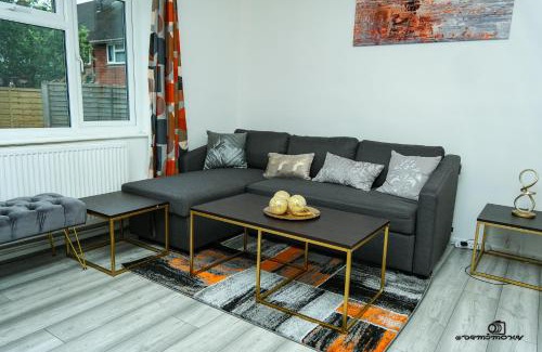 Walsall Apartment | Cosy home with private parking