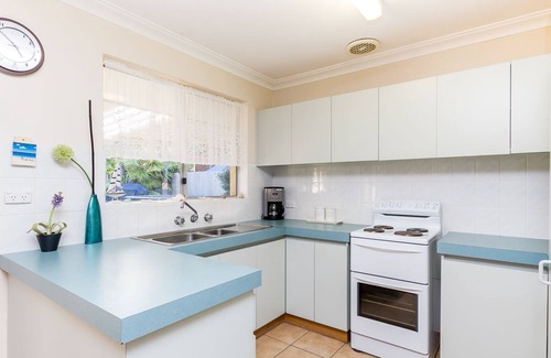 Falcon House | Cosy homely family retreat. Walk to beach/cafes/shops. Pet friendly.