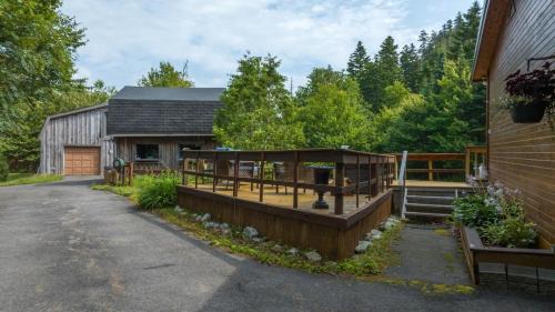 Clifton Royal House | Cosy Lake Paradise 4-Bed Retreat Pet Friendly