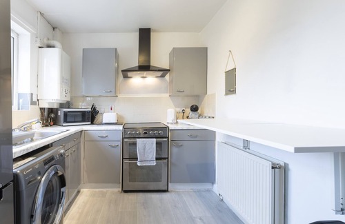 Harehills House | Cosy Large House, FREE Parking, Wifi, Near City Centre