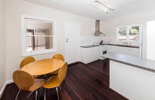 Thornlie House | Cosy Lodge Thornlie - comfort at value price.