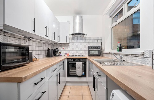 Salford House | Cosy Manchester 4-bed home with a fully equip kitchen, pet friendly!