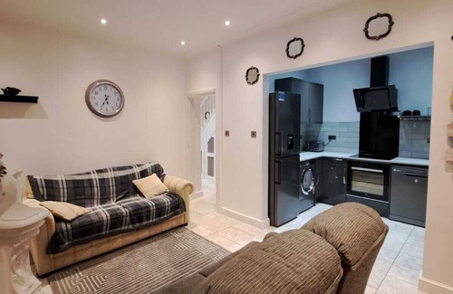 Bispham House | Cosy Modern Family Get-Away