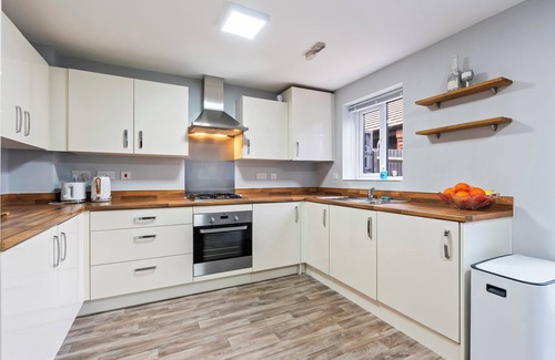 Telford House | Cosy Modern home -3BR 247 Serviced accommodation Telford