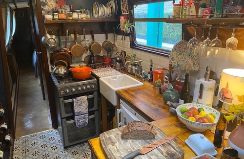Leeds Boat Rental | Cosy Narrowboat Leeds Dock