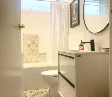 St Kilda Apartment | Cosy One Bedroom Apt Next to Park!