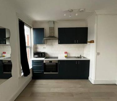 Seven Kings Apartment | Cosy one-bedroom furnished flat!