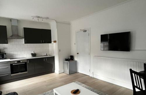 Seven Kings Apartment | Cosy one-bedroom furnished flat!
