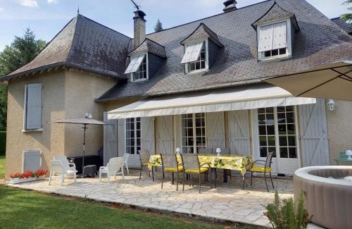 Saint-Armou Villa | Cosy Pivoine - Magnifique villa sur 3000 m2 arboré avec jacuzzi