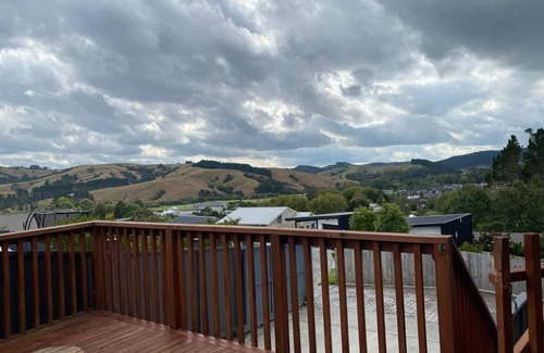 Helensville House | Cosy retreat from busy hassle bussle of city. Come relax at mountain view house.