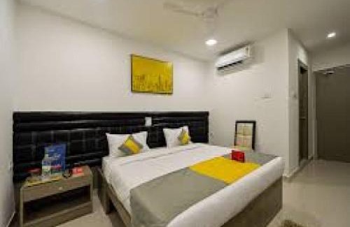 Madhapur House | Cosy Room With Private Bath And Work Desk